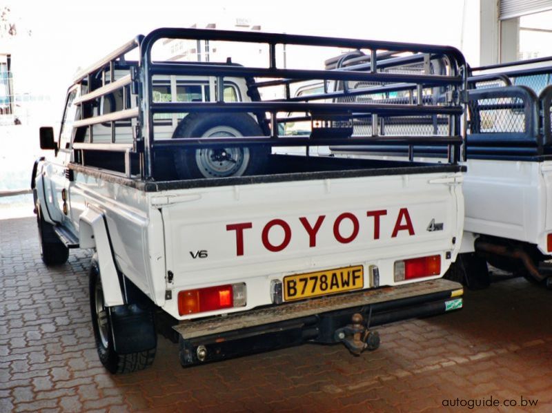 2013 Toyota Land Cruiser pictures