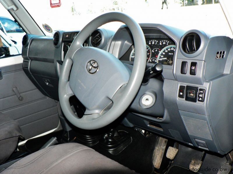 2013 Toyota Land Cruiser pictures