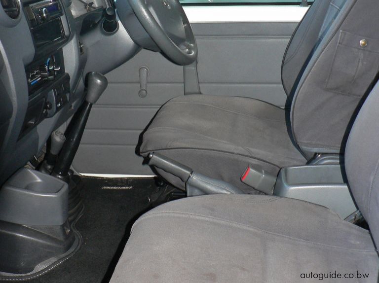 2013 Toyota Land Cruiser pictures