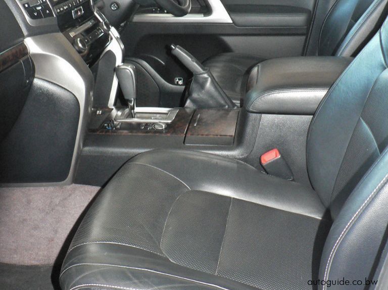 2015 Toyota Land Cruiser pictures