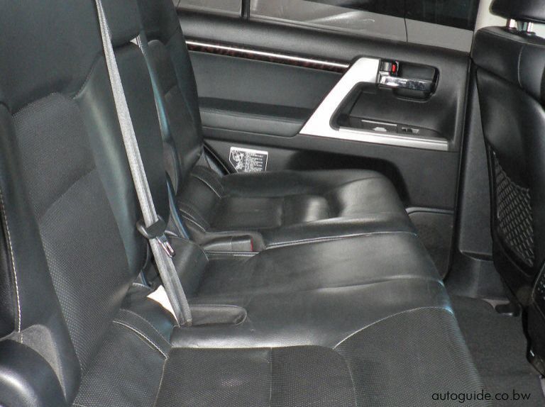 2015 Toyota Land Cruiser pictures