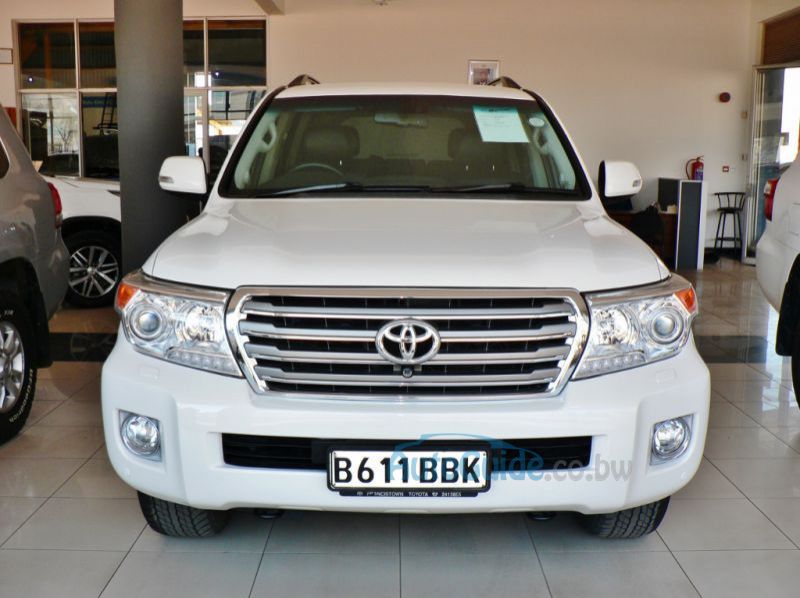 2015 Toyota Land Cruiser pictures
