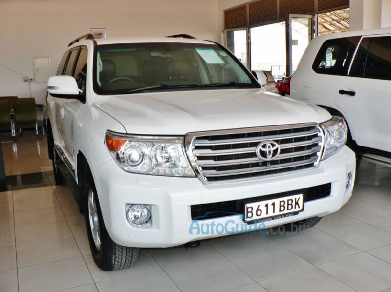 2015 Toyota Land Cruiser pictures