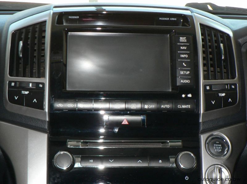 2015 Toyota Land Cruiser pictures