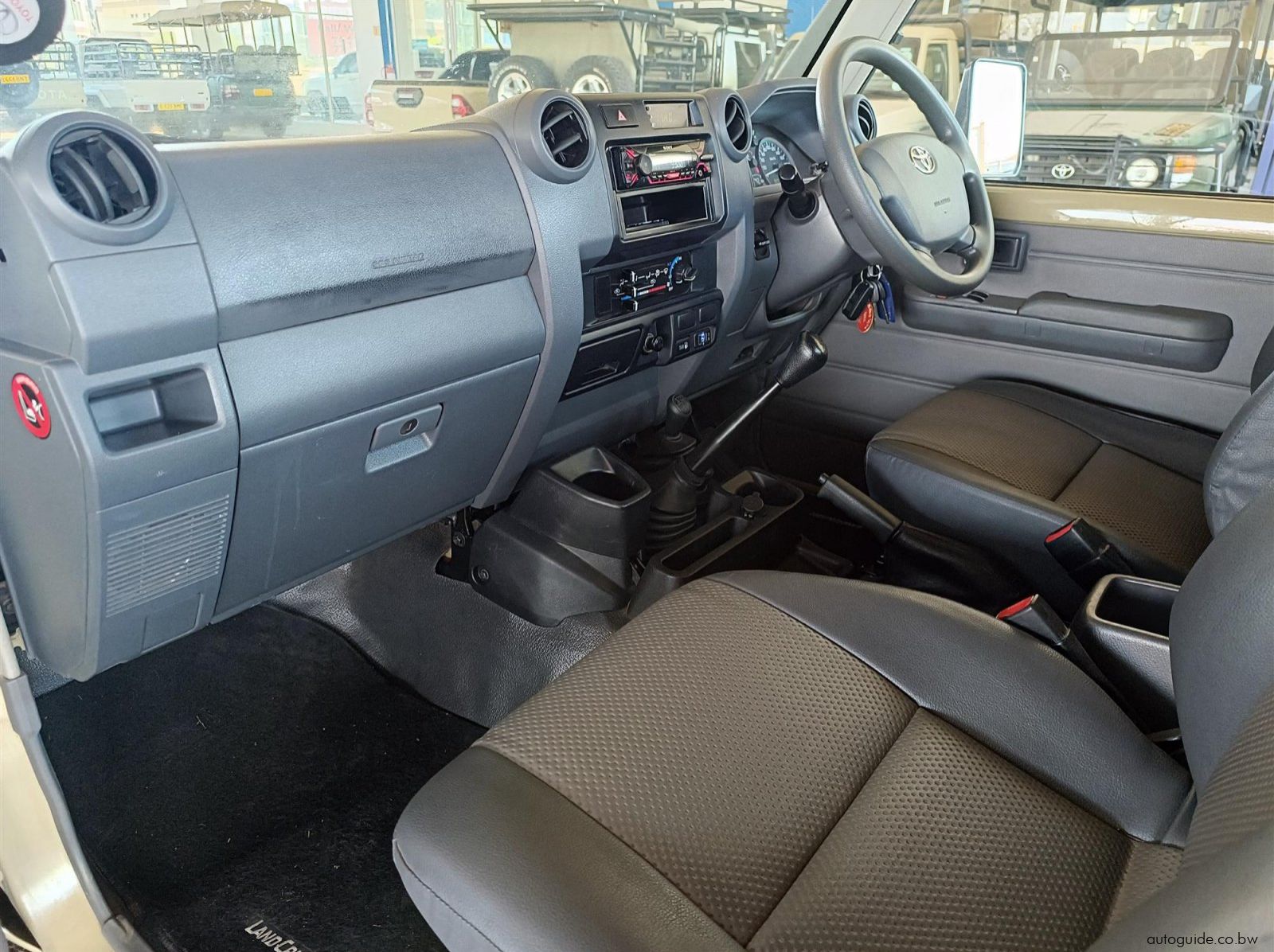 2022 Toyota Land Cruiser 4.0 V6 pictures