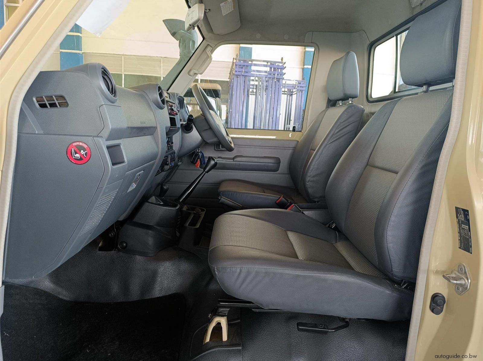 2022 Toyota Land Cruiser 4.0 V6 pictures
