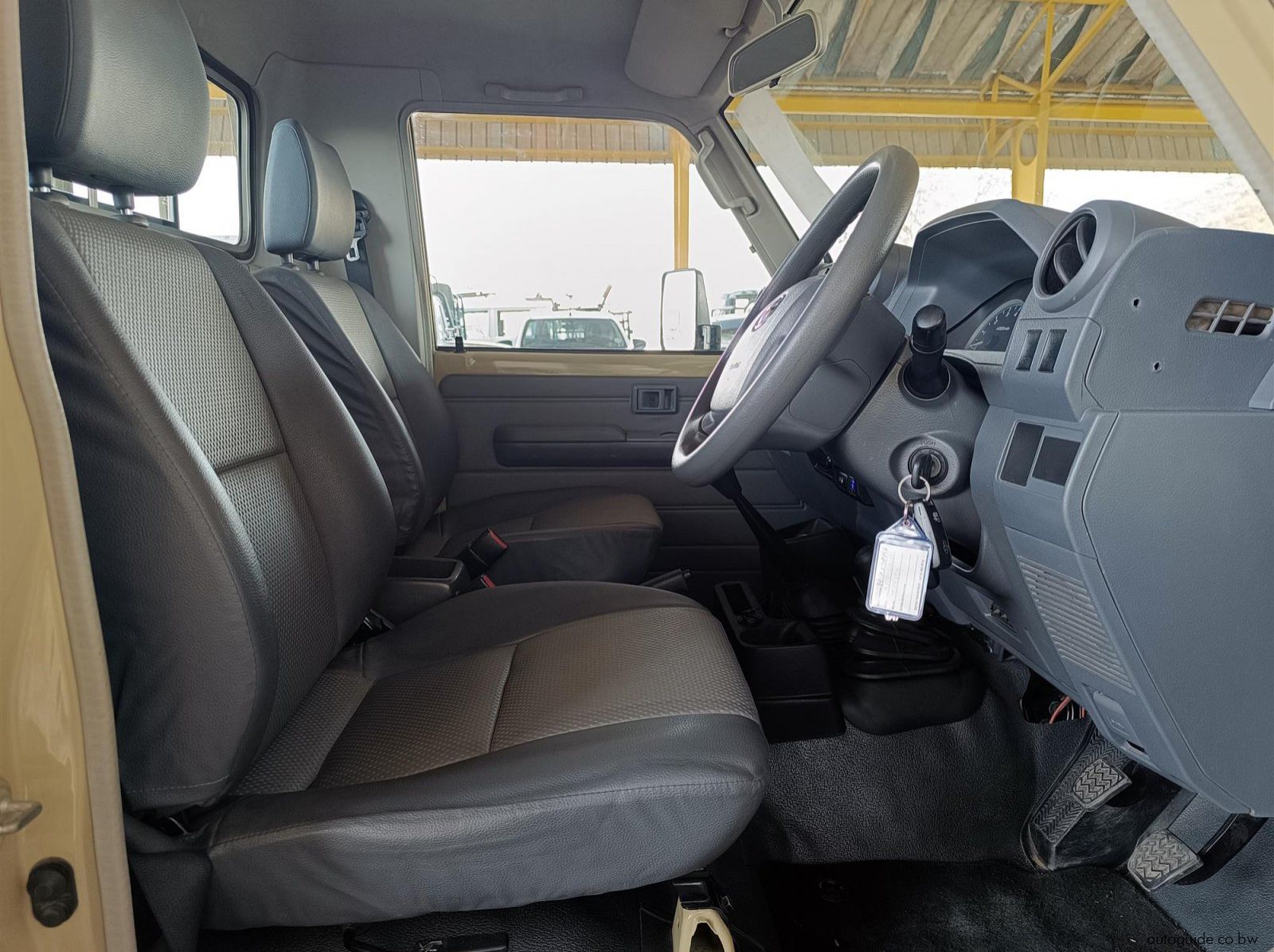 2022 Toyota Land Cruiser 4.0 V6 pictures