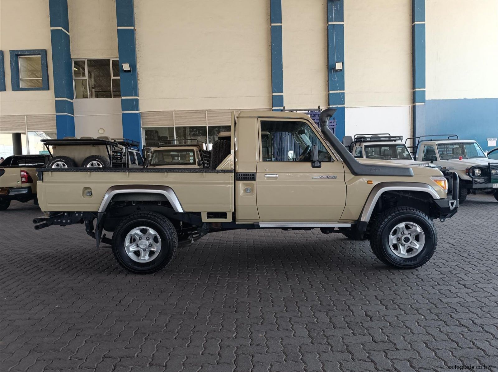 2022 Toyota Land Cruiser 4.0 V6 pictures
