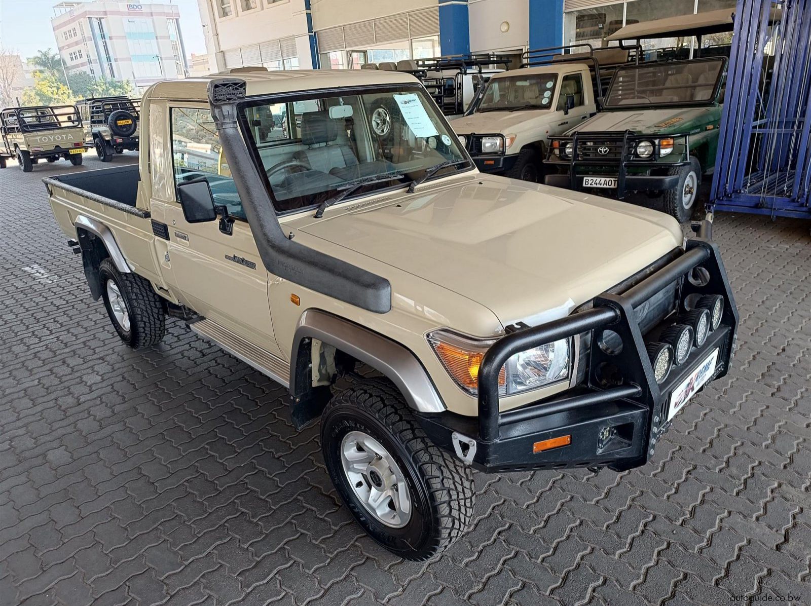 2022 Toyota Land Cruiser 4.0 V6 pictures