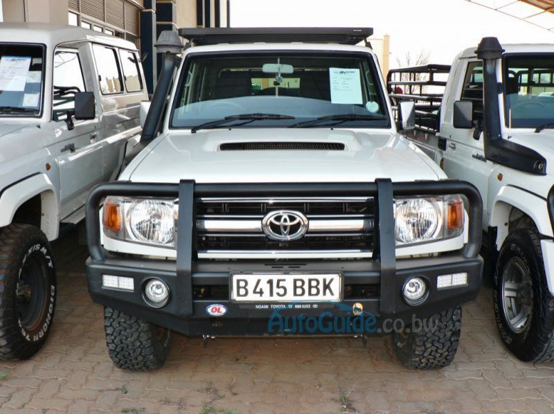 2015 Toyota Land Cruiser  V8 pictures
