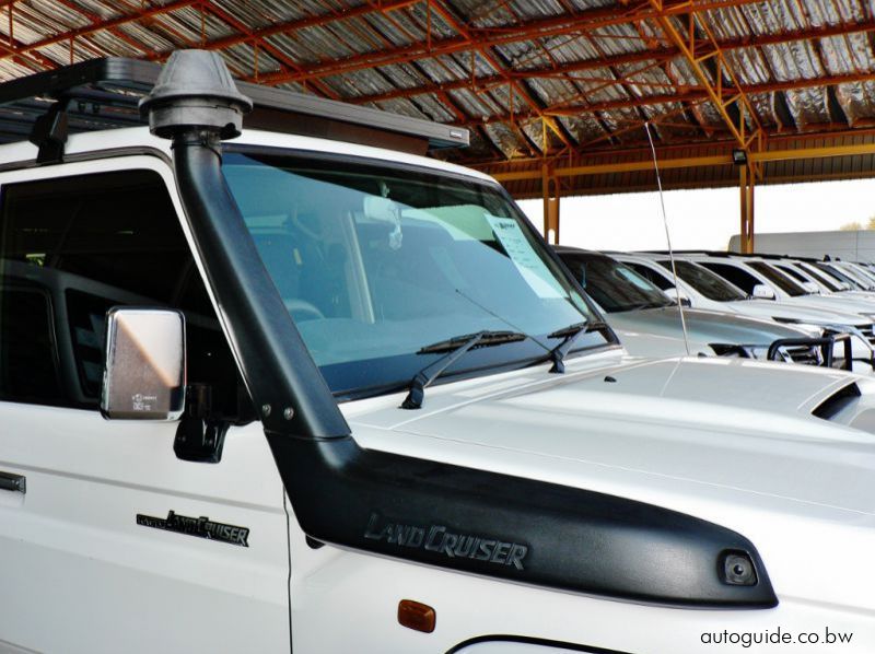 2015 Toyota Land Cruiser  V8 pictures