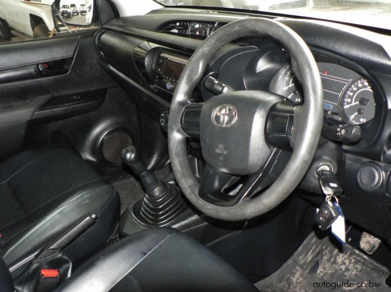 2016 Toyota Hilux pictures