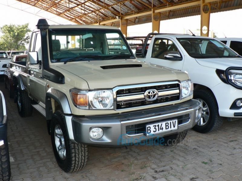 2018 Toyota Land Cruiser pictures