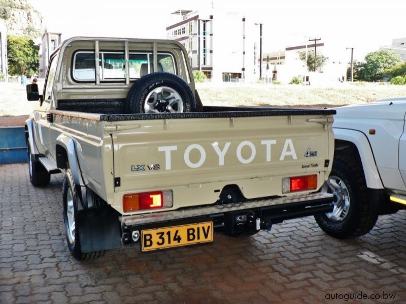 2018 Toyota Land Cruiser pictures