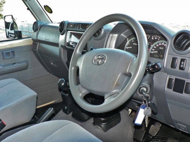 2018 Toyota Land Cruiser pictures