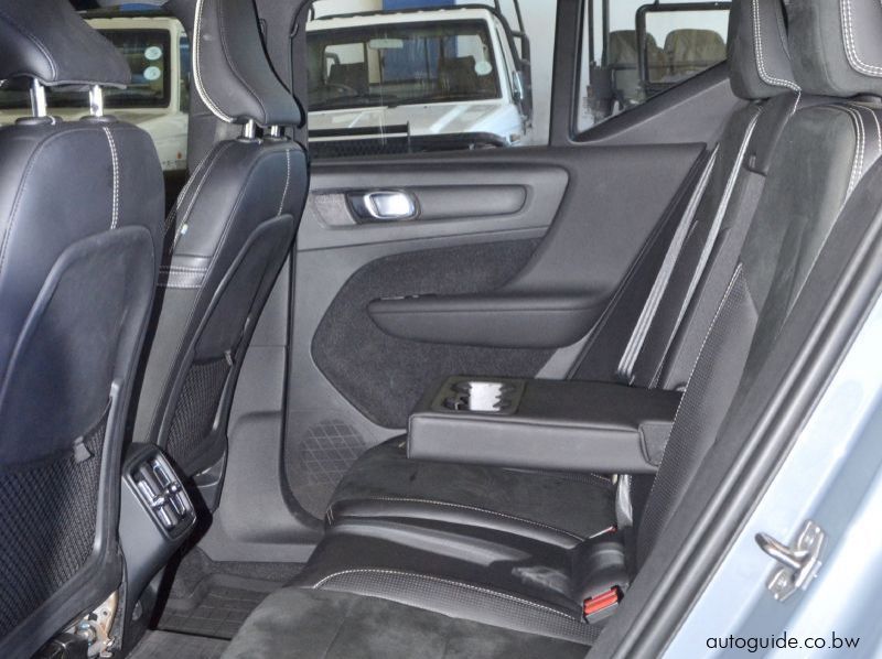 2020 Volvo XC40 D4 pictures