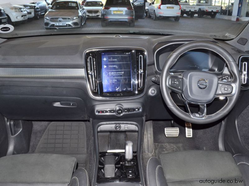 2020 Volvo XC40 D4 pictures