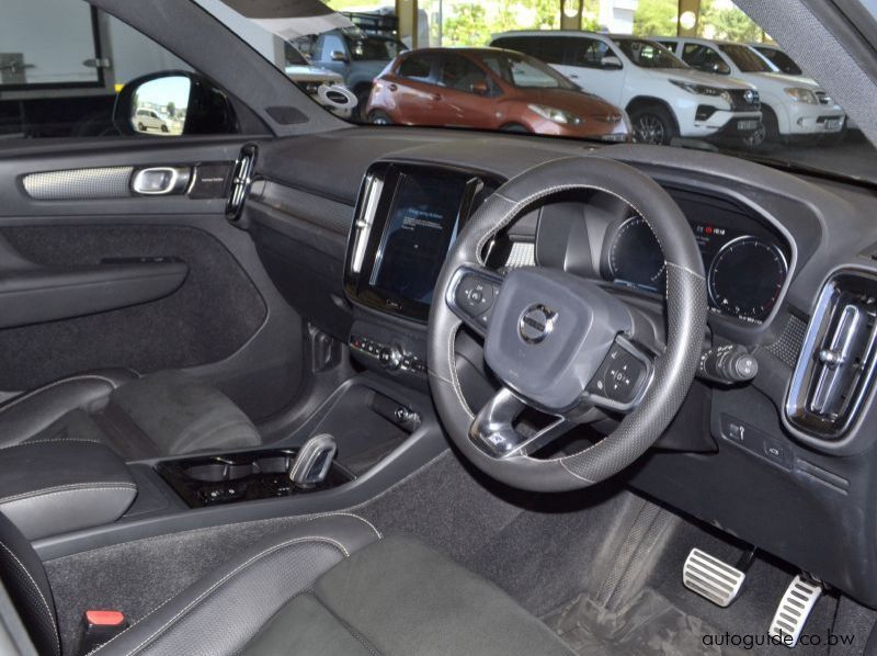 2020 Volvo XC40 D4 pictures