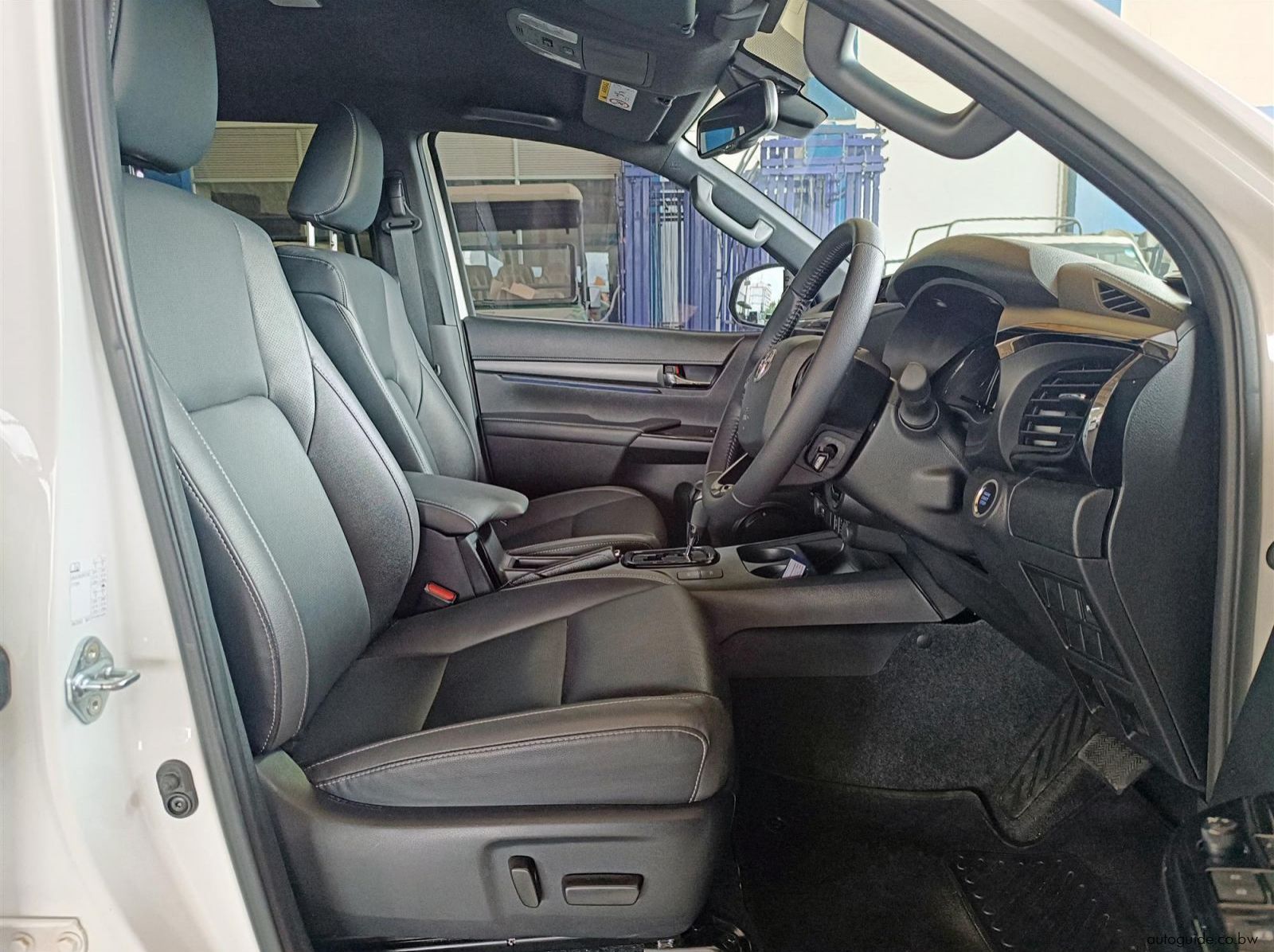2025 Toyota Hilux Legend 2.8 GD-6 4x4 A/T pictures