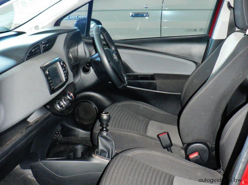 2017 Toyota Yaris pictures