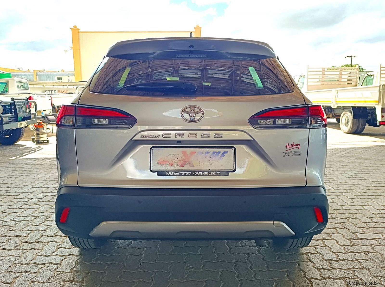 2025 Toyota Corolla Cross XS pictures