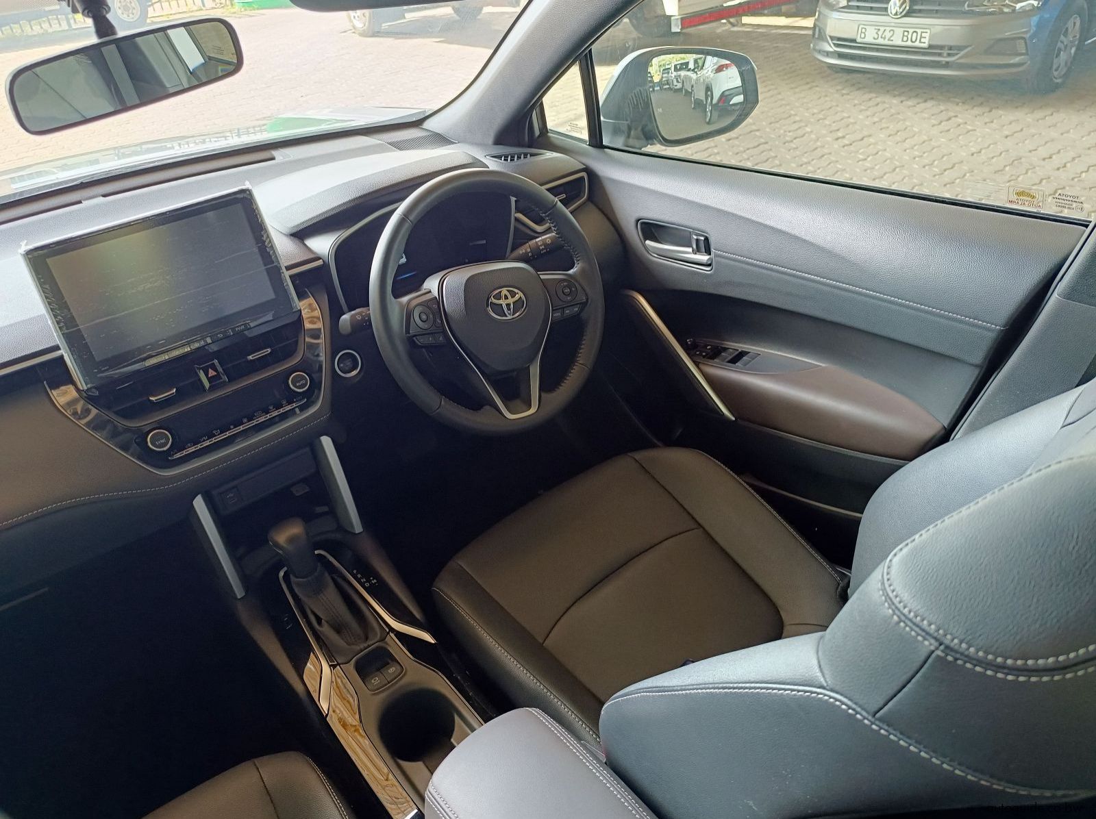 2025 Toyota Corolla Cross XS pictures