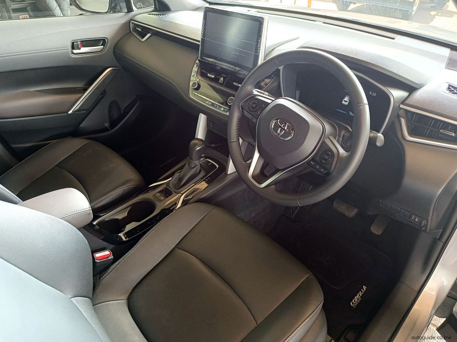 2025 Toyota Corolla Cross XS pictures