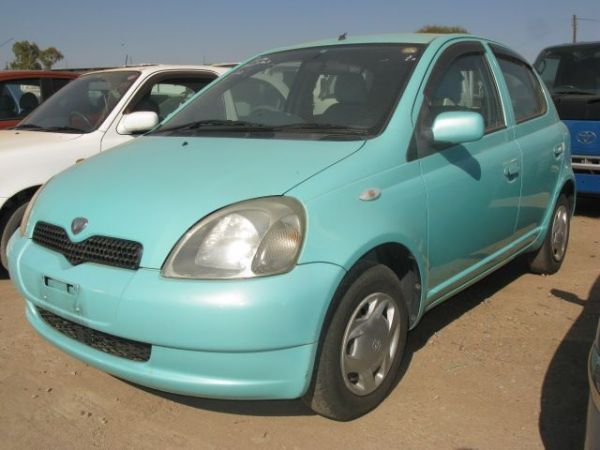 1999 Toyota Vitz photo