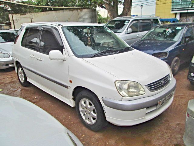 Toyota raum 2000
