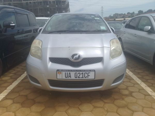 2010 Toyota Vitz photo
