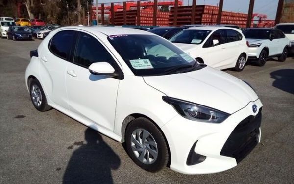 2023 Toyota Yaris HYBRID X photo