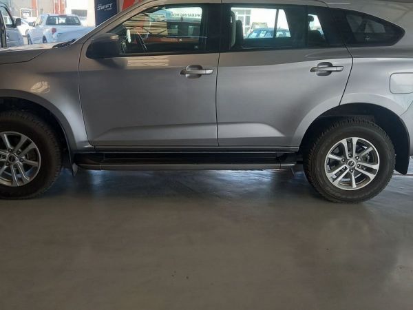 2023 Isuzu MU-X photo