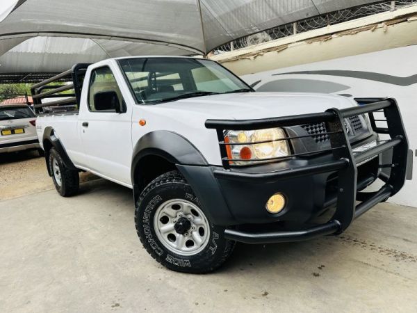 2010 Nissan NP300 photo