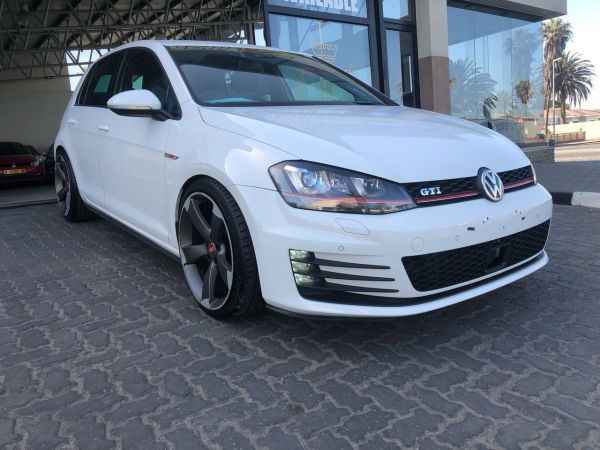 2014 Volkswagen GOLF GTI photo