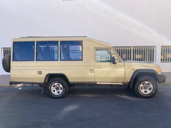 2019 Toyota Land Cruiser Safari 10-seater 4.2 Diesel 4x4 photo