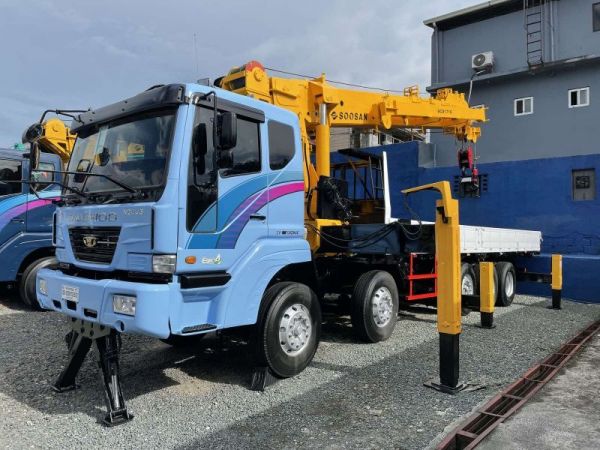 2020 Daewoo 17 Tons Boom Truck/ Cargo Crane Truck photo