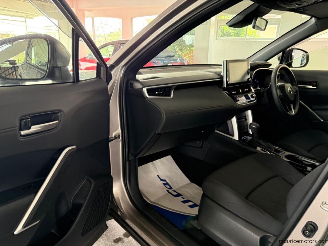 2022 Toyota Corolla Cross S Hybrid photo