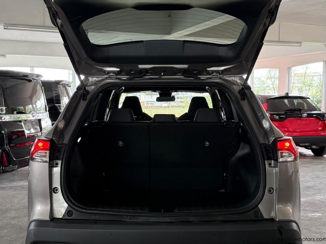 2022 Toyota Corolla Cross S Hybrid photo