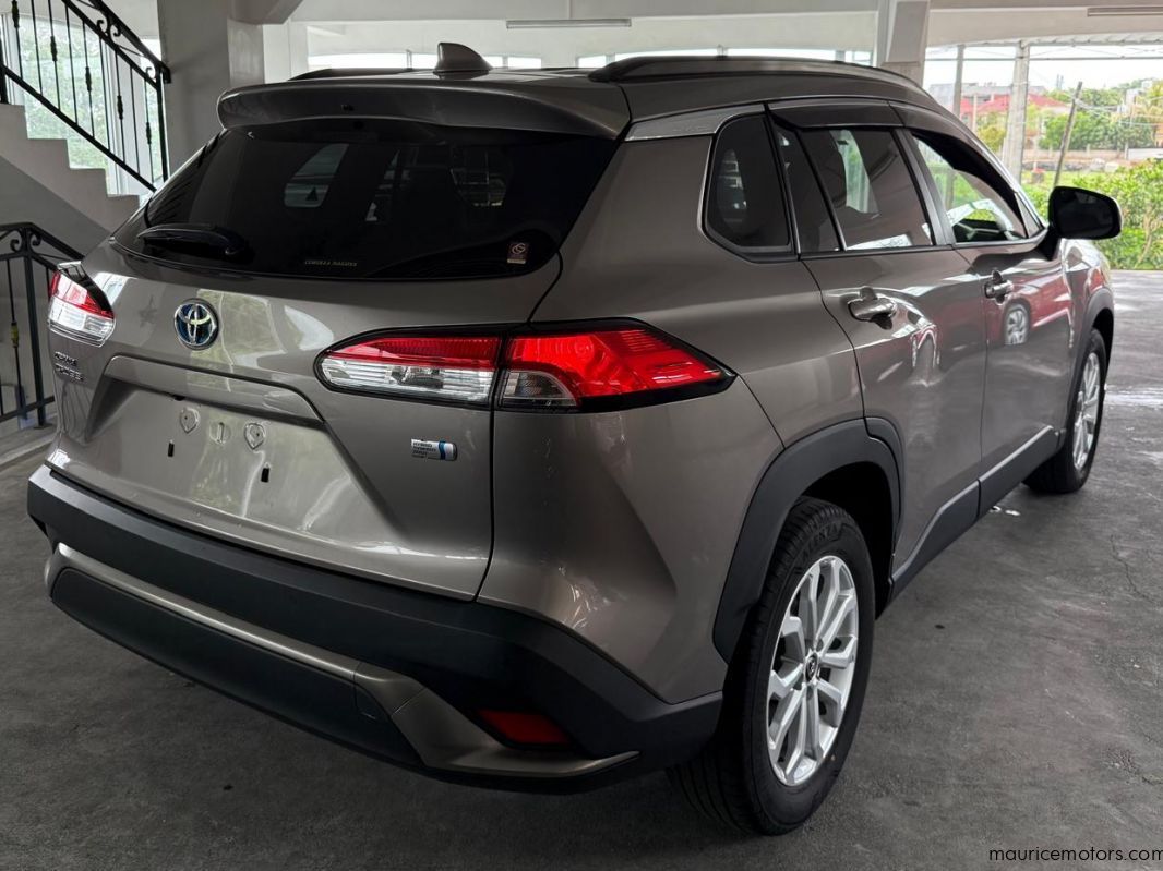 2022 Toyota Corolla Cross S Hybrid photo