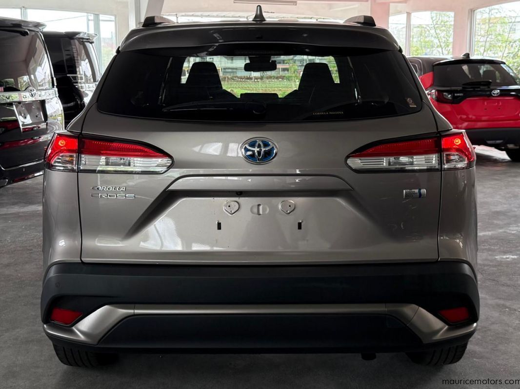2022 Toyota Corolla Cross S Hybrid photo