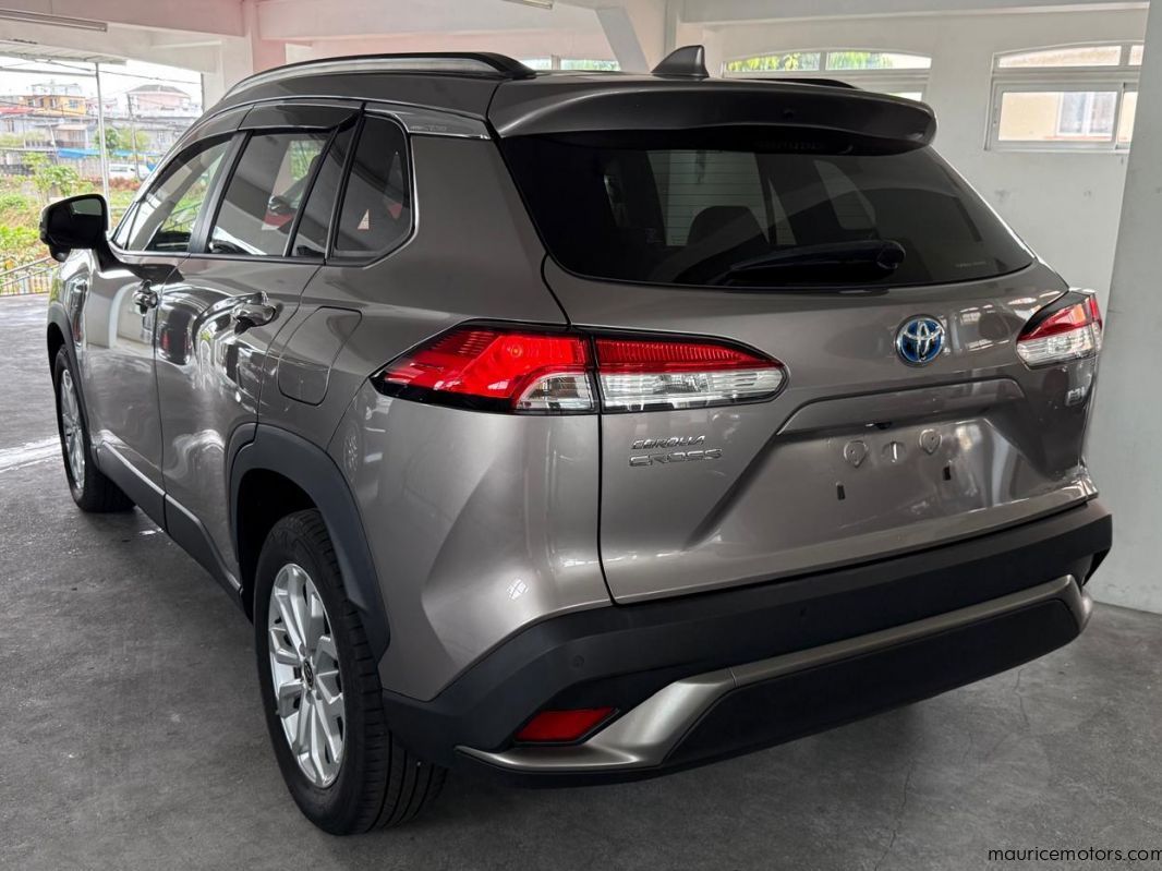 2022 Toyota Corolla Cross S Hybrid photo