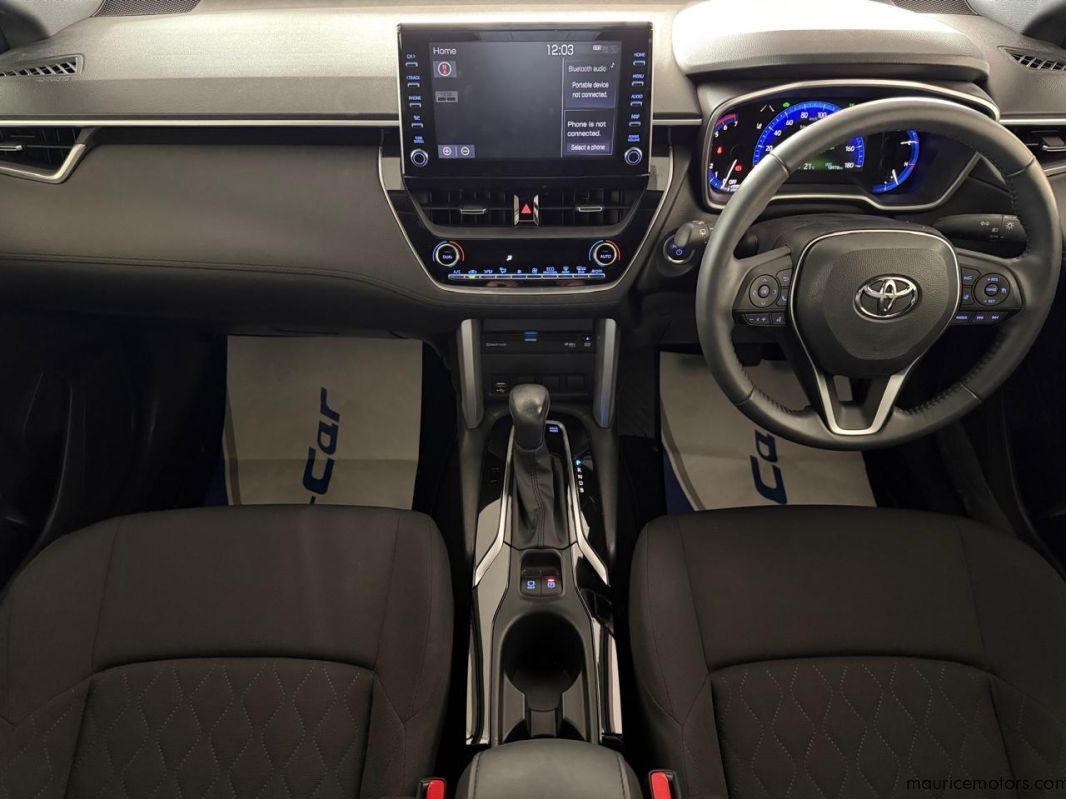 2022 Toyota Corolla Cross S Hybrid photo