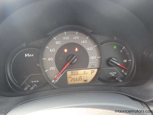 2015 Toyota Vitz 990 CC photo