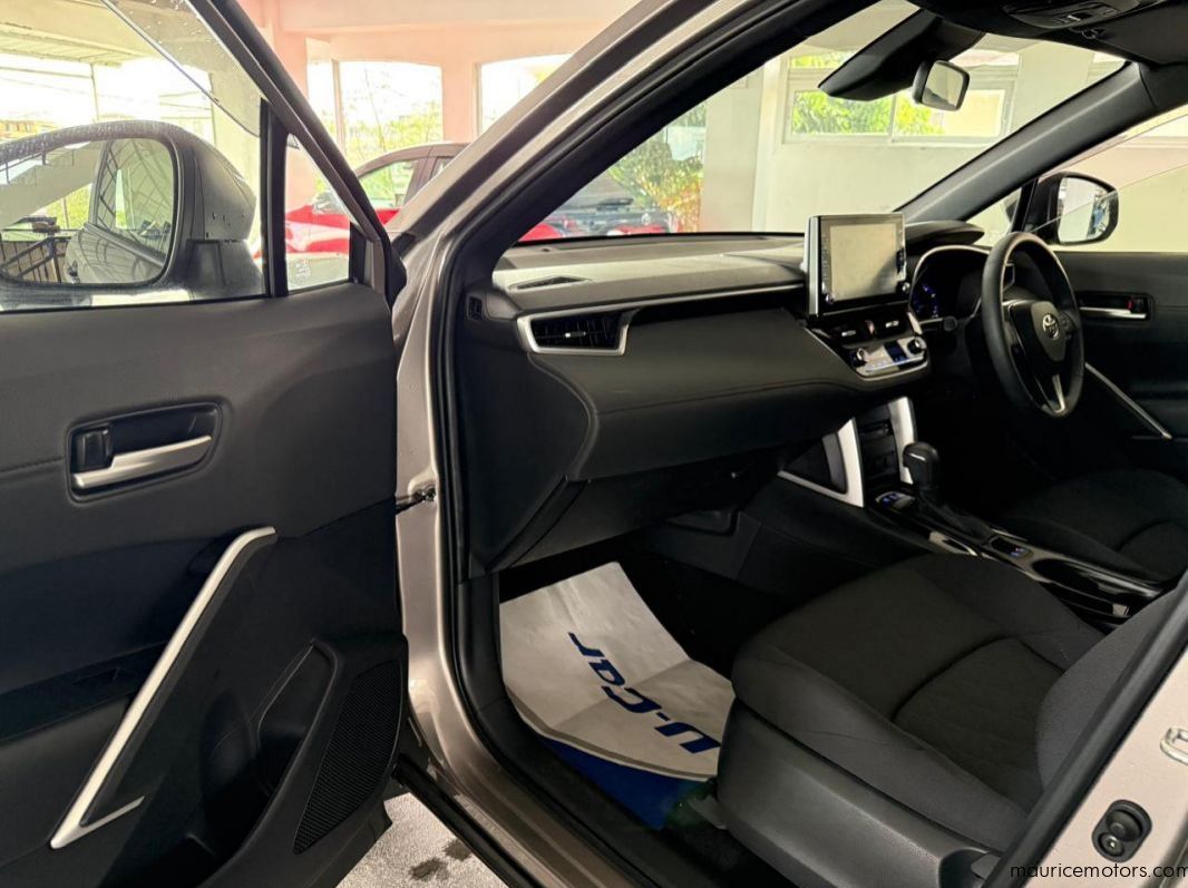 2022 Toyota Corolla Cross S Hybrid pictures