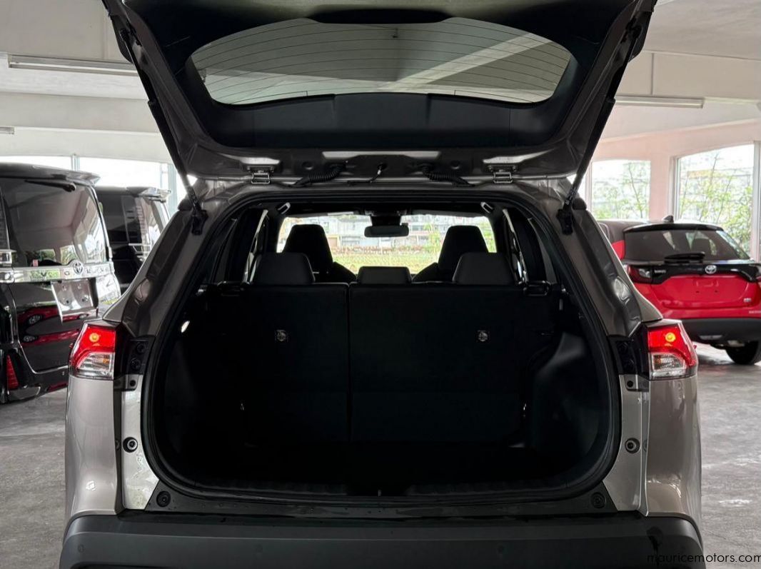 2022 Toyota Corolla Cross S Hybrid pictures