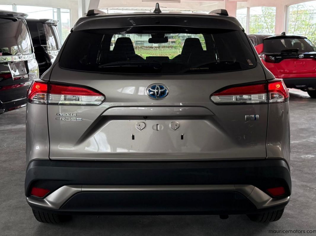 2022 Toyota Corolla Cross S Hybrid pictures
