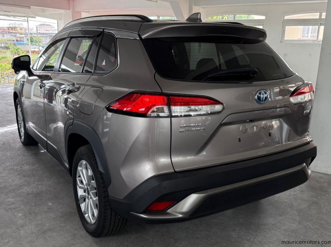 2022 Toyota Corolla Cross S Hybrid pictures