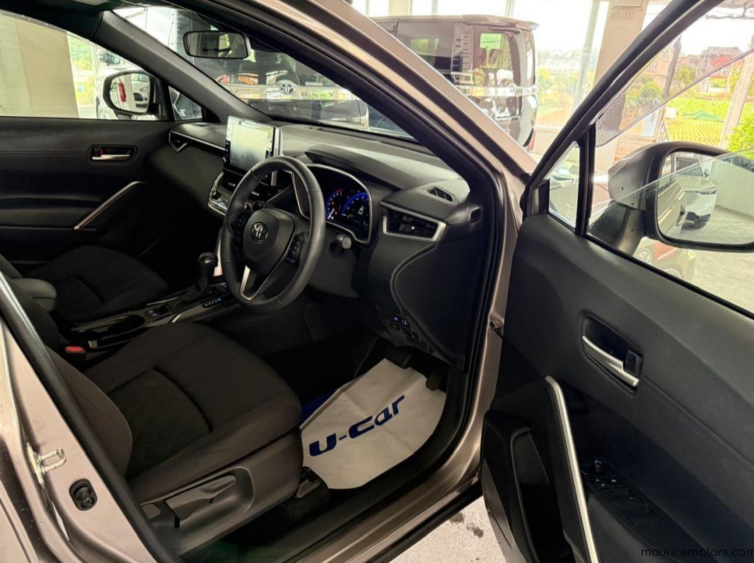 2022 Toyota Corolla Cross S Hybrid pictures