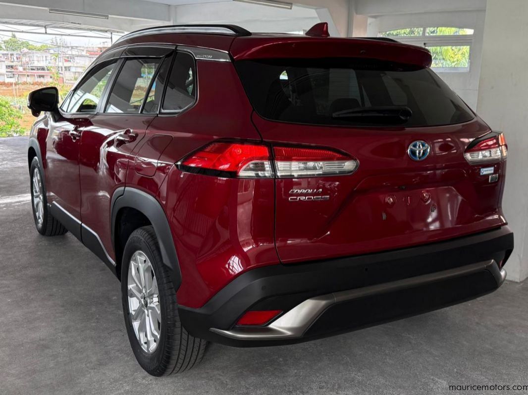 2022 Toyota Corolla Cross S Hybrid pictures