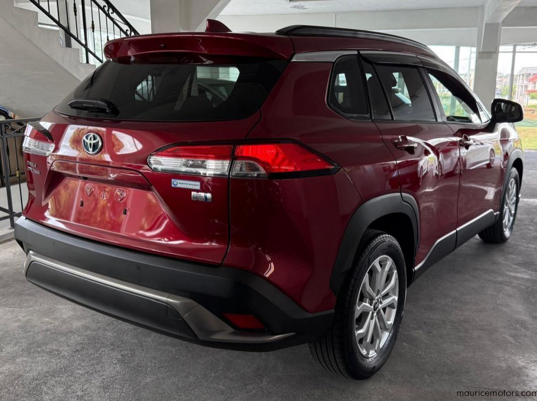 2022 Toyota Corolla Cross S Hybrid pictures